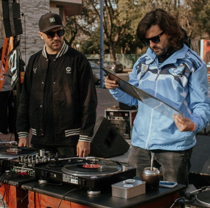 "Experiencia Rivadavia", un evento de más de 12 locales comerciales de Rafaela, auspiciado por la Mutual del Club Atlético Pilar_Vinilos y música en vivo