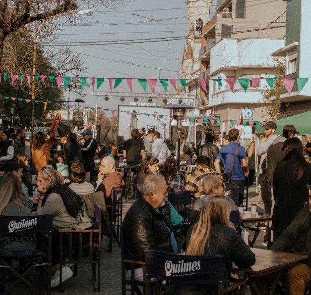 "Experiencia Rivadavia", un evento de más de 12 locales comerciales de Rafaela, auspiciado por la Mutual del Club Atlético Pilar_Gente disfrutando de la calle, los stands y los food trucks